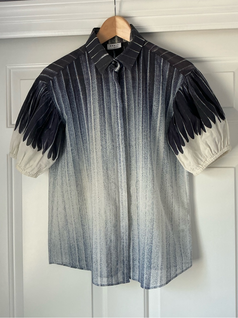 Akris Punto Cotton Navy and White Ombre Short Puff Sleeve Button Shirt 6